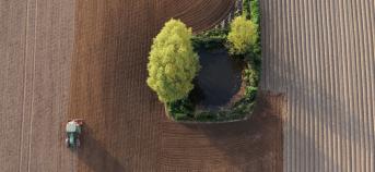 Heuvelland, traktor op het veld, bovenaanzicht