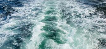 waterstroom op volle zee na visserijvaartuig