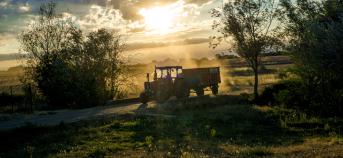 tractor veld tegenlicht zon landbouw landbouwer