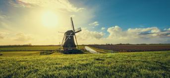 Nederland landschap windmolen zon veld