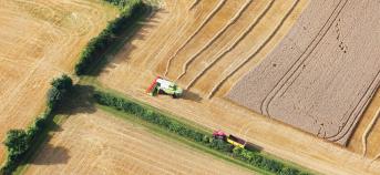 landschap velden tractor drone