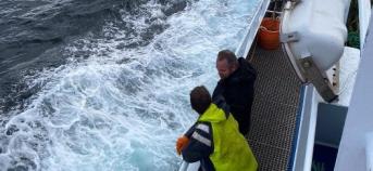 Vissers op visserijvaartuig op volle zee