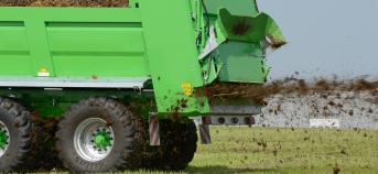 stalmest mest weide tractor veld bemesten
