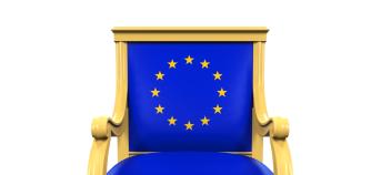 Voorzittersstoel met Europese vlag