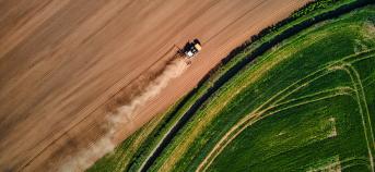 luchtfoto landbouwgrond velden tractor drone