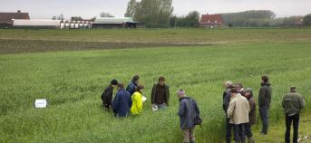 Landbouwers in een veld op een studiedag