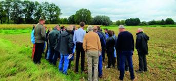 Groep landbouwers op het veld op een studiedag