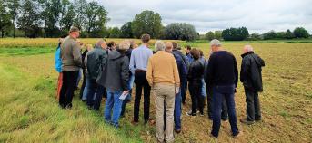 Groep landbouwers op het veld op een studiedag