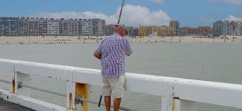 Recreatieve visser aan zee